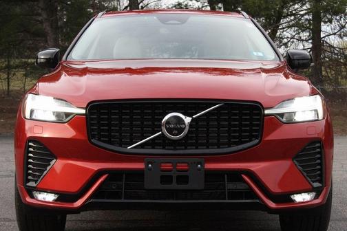 2023 Volvo XC60 B5 Plus Dark Theme