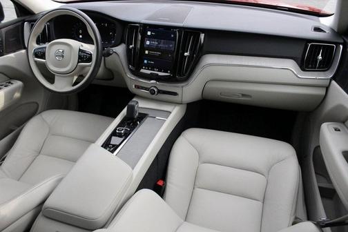 2023 Volvo XC60 B5 Plus Dark Theme