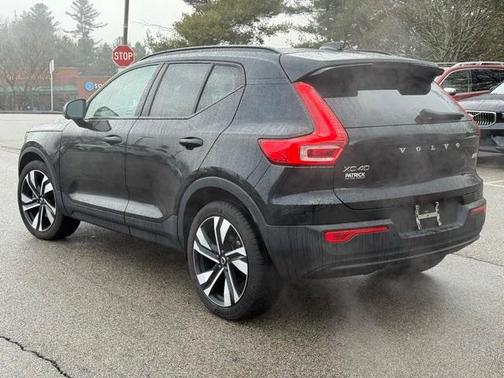 2023 Volvo XC40 B5 Plus Dark Theme
