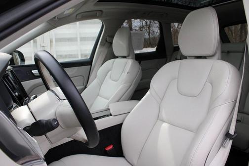 2023 Volvo XC60 B5 Plus Dark Theme