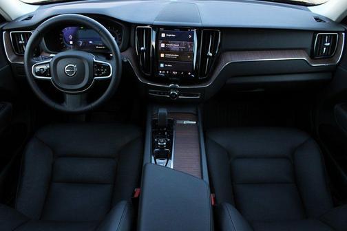 2023 Volvo XC60 B5 Plus Bright Theme