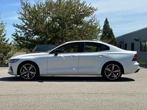 2024 Volvo S60 B5 Core Dark Theme