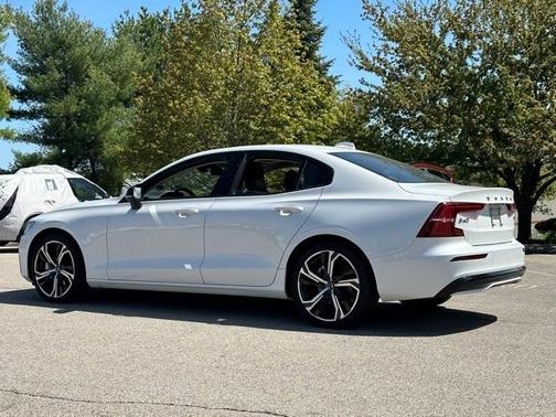 2024 Volvo S60 B5 Core Dark Theme