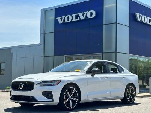 2024 Volvo S60 B5 Core Dark Theme