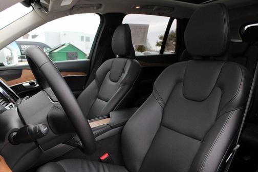 2024 Volvo XC90 B6 Plus Bright Theme 7-Seater