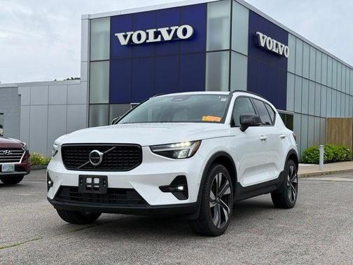 Crystal White Metallic 2023 Volvo XC40 B5 Plus Dark Theme