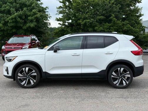 Crystal White Metallic 2023 Volvo XC40 B5 Plus Dark Theme