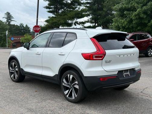 Crystal White Metallic 2023 Volvo XC40 B5 Plus Dark Theme