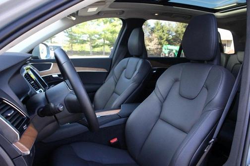 2024 Volvo XC90 B5 Plus Bright Theme