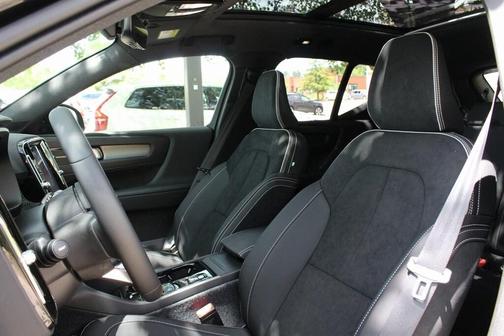 2026 Volvo XC40 B5 EDITION