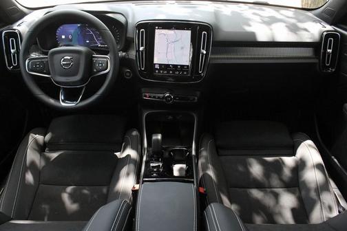 2026 Volvo XC40 B5 EDITION