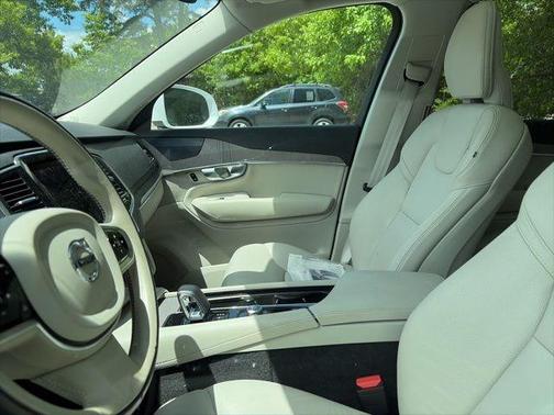 Crystal White Metallic 2023 Volvo XC90 B6 Plus 7-Seater