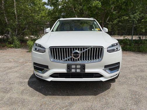 Crystal White Metallic 2023 Volvo XC90 B6 Plus 7-Seater