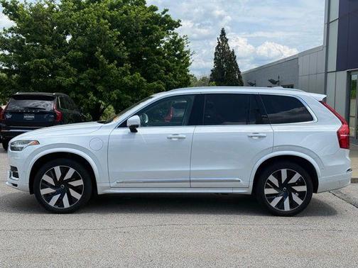 Crystal White Metallic 2024 Volvo XC90 Recharge Plug-In Hybrid T8 Ultimate 6-Seater