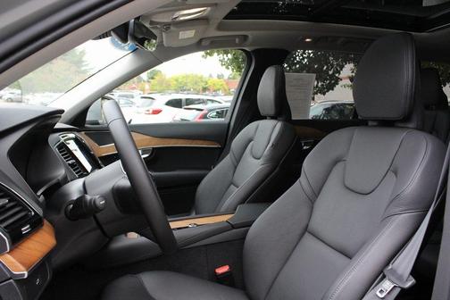 2025 Volvo XC90 B6 Plus 7-Seater