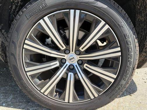 Onyx Black Metallic 2024 Volvo XC90 B6 Plus Bright Theme 7-Seater