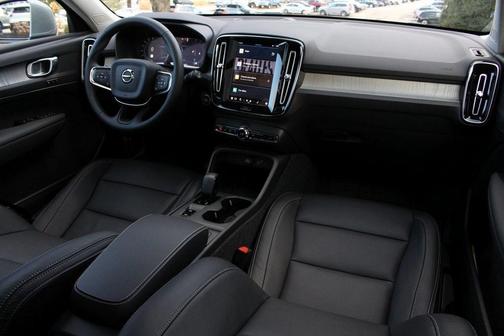 2025 Volvo XC40 B5 Core Bright Theme