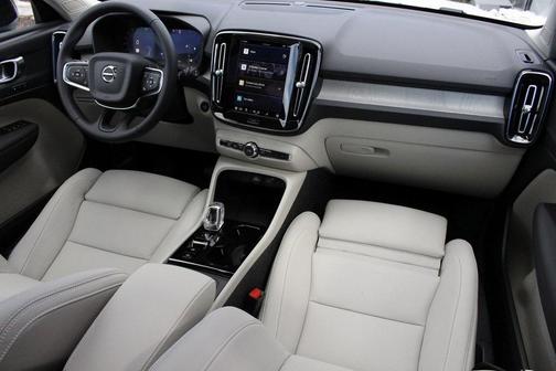 2025 Volvo XC40 B5 Plus Dark Theme