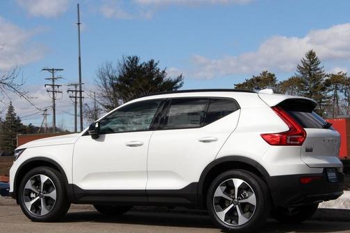 2025 Volvo XC40 B5 Plus Dark Theme