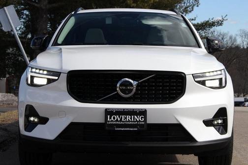 2025 Volvo XC40 B5 Plus Dark Theme