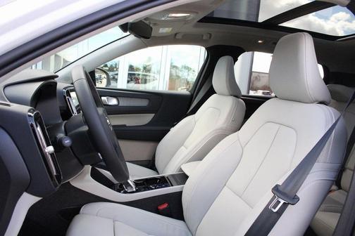 2025 Volvo XC40 B5 Plus Dark Theme