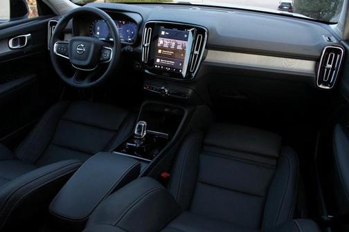 2025 Volvo XC40 B5 Plus Dark Theme