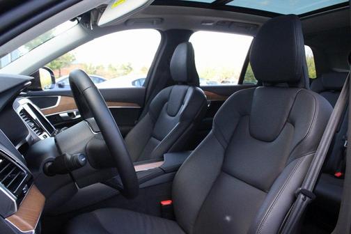 2024 Volvo XC90 B5 Plus Bright Theme