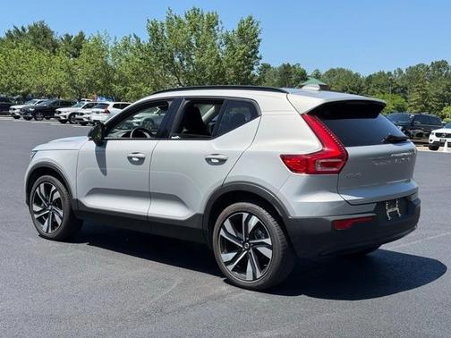 2025 Volvo XC40 B5 Plus Dark Theme