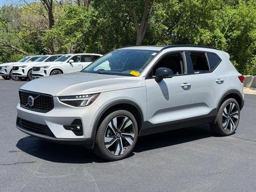 2025 Volvo XC40 B5 Plus Dark Theme