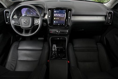 2025 Volvo XC40 B5 Plus Dark Theme