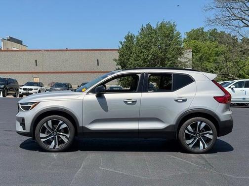 2025 Volvo XC40 B5 Plus Dark Theme