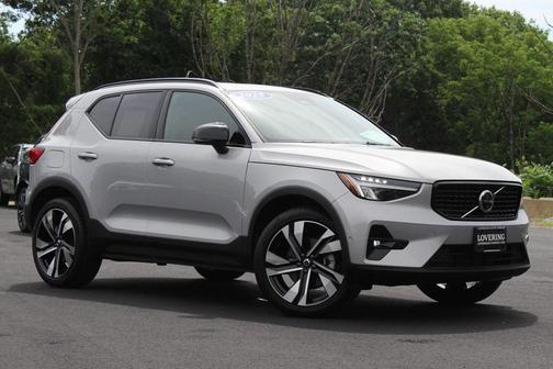 2025 Volvo XC40 B5 Plus Dark Theme