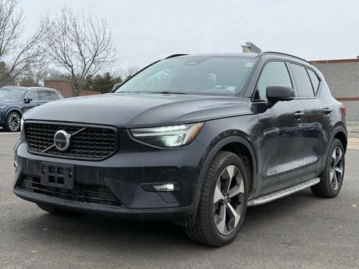 2025 Volvo XC40 B5 Plus Dark Theme