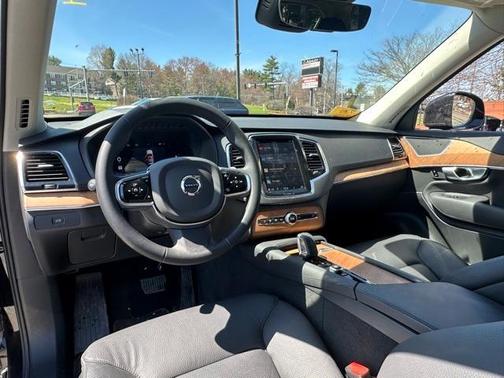 2024 Volvo XC90 B5 Plus Bright Theme