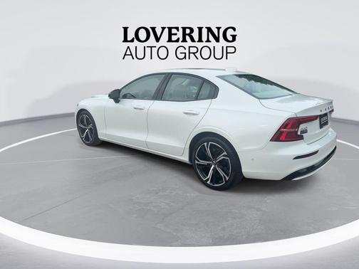 2024 Volvo S60 B5 Plus Dark Theme