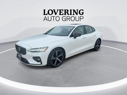 2024 Volvo S60 B5 Plus Dark Theme