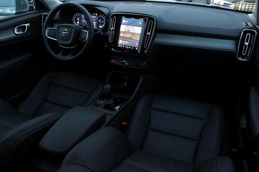 2025 Volvo XC40 B5 Core Bright Theme