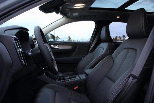 2025 Volvo XC40 B5 Core Bright Theme
