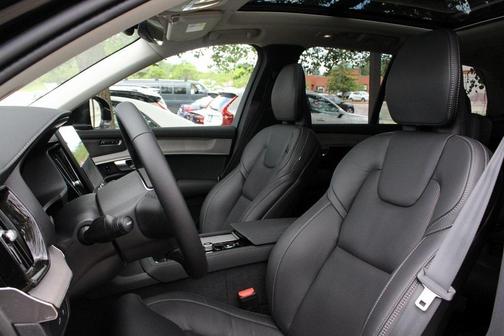 2025 Volvo XC90 Plug-In Hybrid T8 Ultra 6-Seater