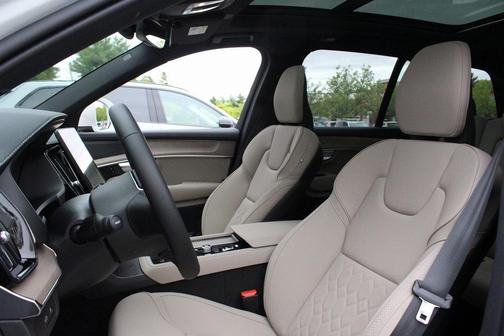 2025 Volvo XC90 Plug-In Hybrid T8 Plus 7-Seater