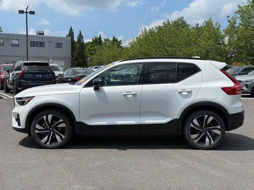 Crystal White 2023 Volvo XC40 B5 Ultimate Dark Theme
