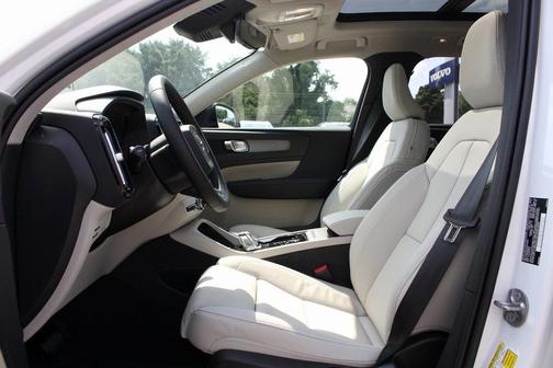 2025 Volvo XC40 B5 Plus Dark Theme