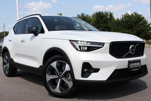2025 Volvo XC40 B5 Plus Dark Theme
