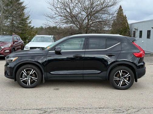 Onyx Black Metallic 2023 Volvo XC40 B5 Plus Bright Theme