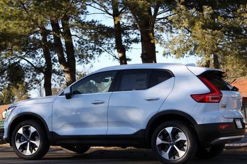 2025 Volvo XC40 B5 Core Bright Theme