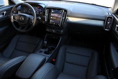2025 Volvo XC40 B5 Core Bright Theme