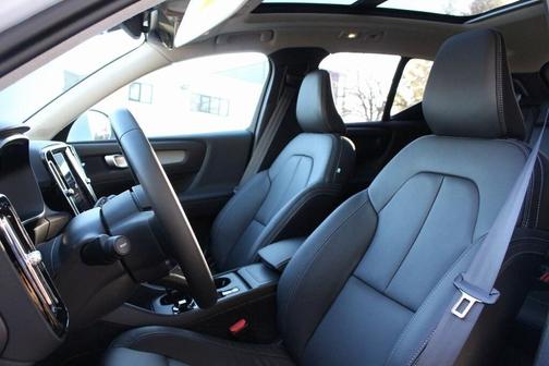 2025 Volvo XC40 B5 Core Bright Theme