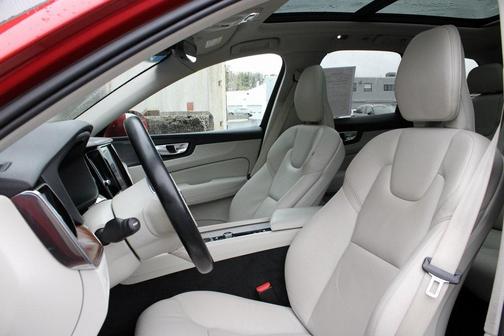 2021 Volvo XC60 T6 Momentum