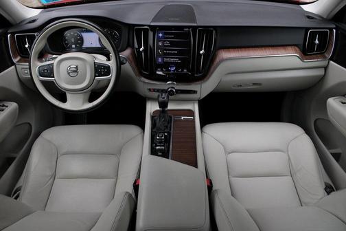 2021 Volvo XC60 T6 Momentum