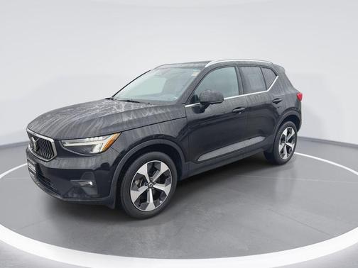 Onyx Black Metallic 2023 Volvo XC40 B5 Plus Bright Theme